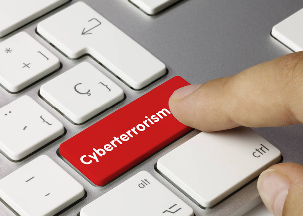 cyberterrorisme Geschreven op Red Key van Metallic Keyboard. Vingertoets indrukken - Foto, afbeelding