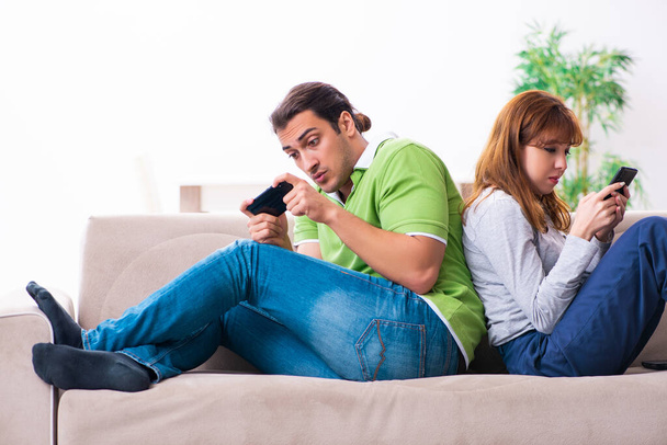 Jeune couple dans gadget concept de dépendance
 - Photo, image