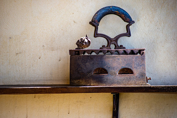 oude metalen ijzers als decoratie op de terraswand - Foto, afbeelding
