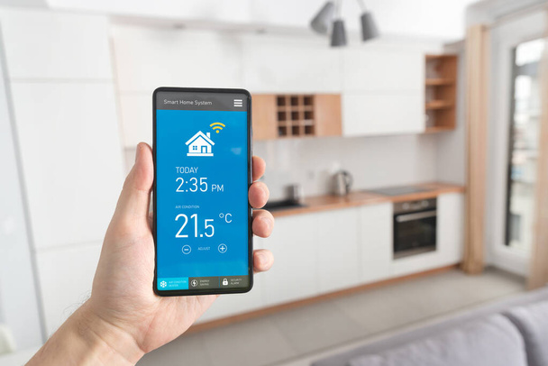 Smart Home System auf Telefon-App. Temperatur, Energieeffizienz, Sicherheitskontrolle. - Foto, Bild