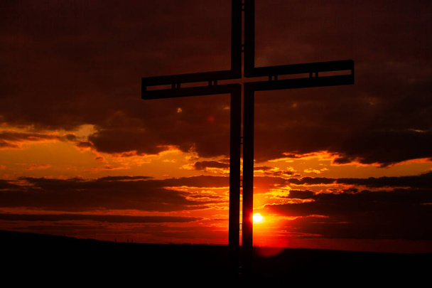 Kreuzigung Jesu Christi - Kreuz bei Sonnenuntergang. Schwarzes Kreuz Religion Symbol Silhouette. Religiöses Konzept - Foto, Bild