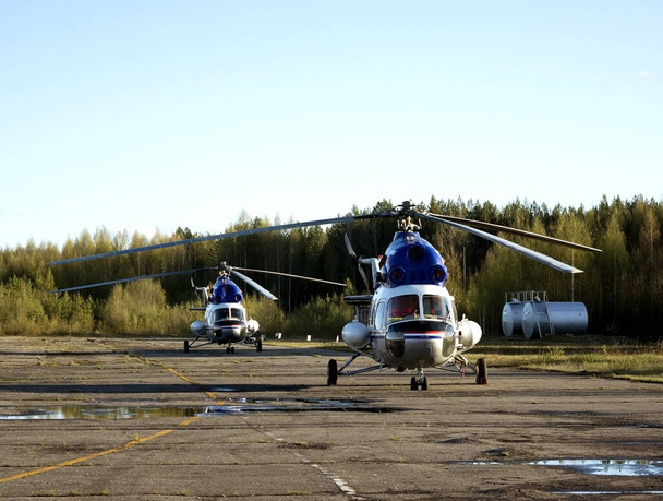 helicópteros de pie en la pista
 - Foto, Imagen
