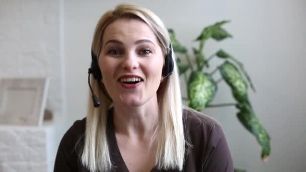 mujer que tiene videollamada con auriculares - Imágenes, Vídeo