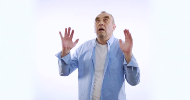 Portrait of old man shocked, man scared, scream in fear gesturing over white background closeup. Concept of emotions. - Footage, Video