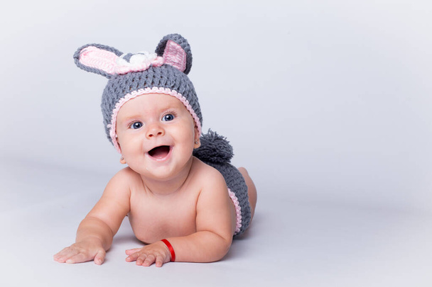 дитина, одягнена як кролик
 - Фото, зображення