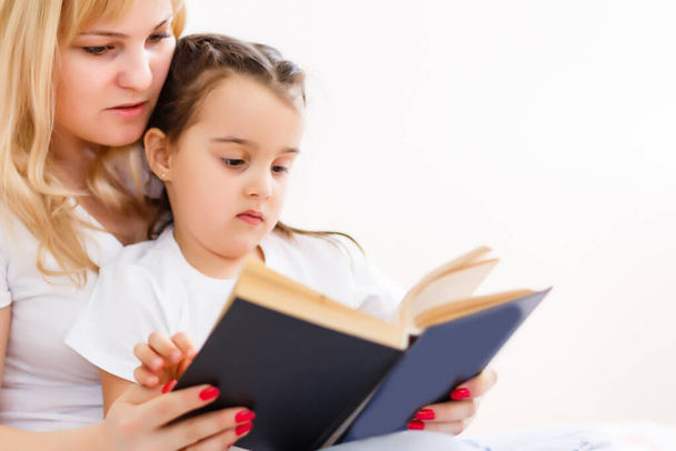 Μητέρα και κόρη διαβάζοντας ιστορία σπίτι μαζί - Φωτογραφία, εικόνα