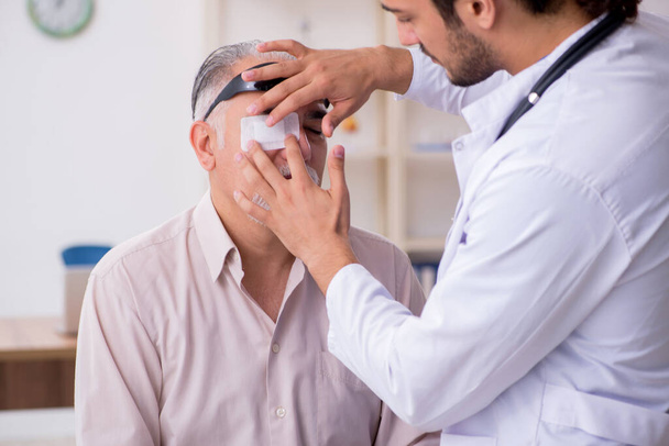 Velho cego visitando jovem médico masculino - Foto, Imagem