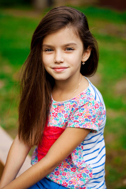 Close up portrait of a beautiful nine year old little girl in autumn park - Fotoğraf, Görsel