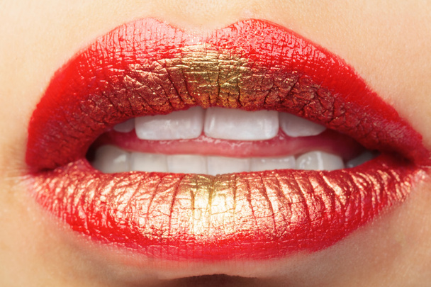 Сексуальні барвисті губи з білими зубами
 - Фото, зображення