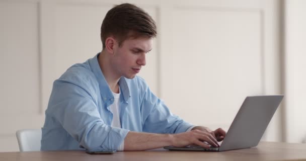 Εξοργισμένος τύπος ουρλιάζοντας στο laptop με σφάλμα λογισμικού στο σπίτι - Πλάνα, βίντεο