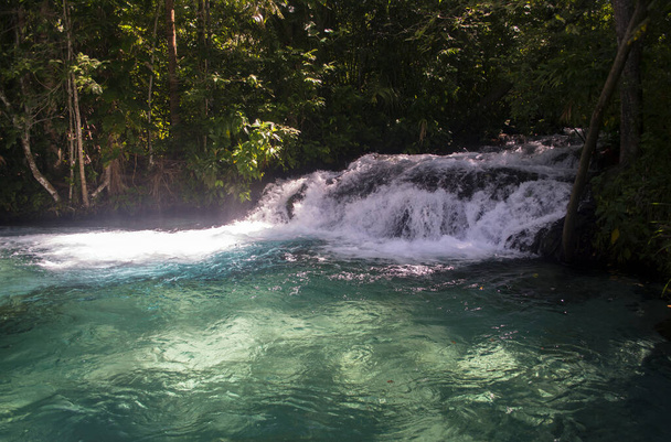 Formiga nehri, berrak turkuaz sudur, yüzmek için mükemmeldir. Sezon boyunca çok tartışmalı bir cazibe.. - Fotoğraf, Görsel