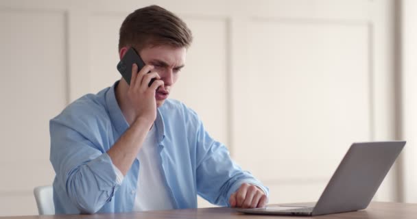 Jeune homme parlant par téléphone, ayant des problèmes de connexion
 - Séquence, vidéo