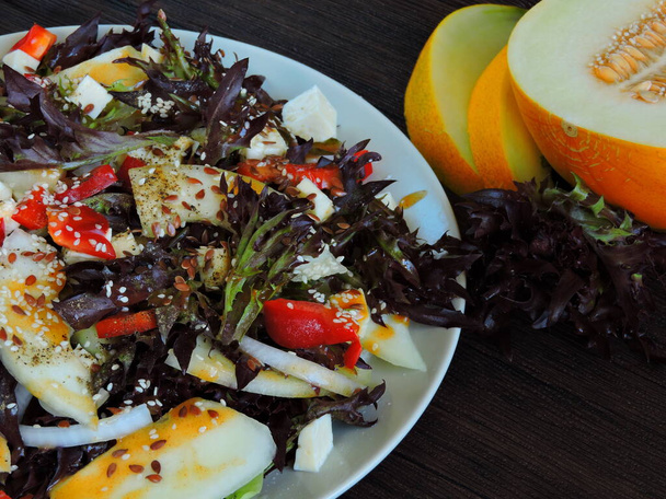 Salade fitness au melon. Salade frisée. Melon et poivron rouge
. - Photo, image