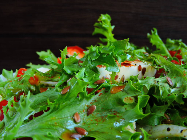 Fitness salade met tofu, rode peper en een fries salade, bestrooid met lijnzaad. Het concept van een gezonde voeding. - Foto, afbeelding