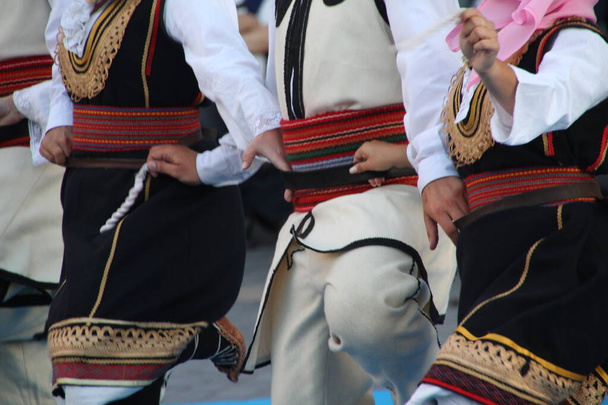 Παραδοσιακός βαλκανικός χορός σε φεστιβάλ - Φωτογραφία, εικόνα