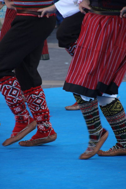 Dança balcânica tradicional em um festival - Foto, Imagem