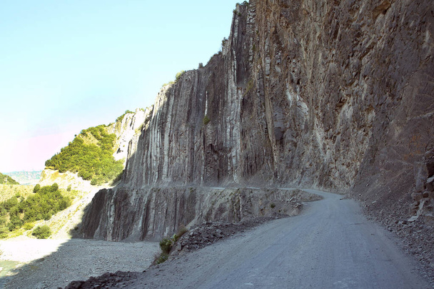 Azerbaijão. Lahic, Ismayilli. 26.08. 2016. Estrada montanhosa que conduz à vila Lahic na região de Ismayilli, Azerbaijão, com carro. Montanhas Rochas
 - Foto, Imagem