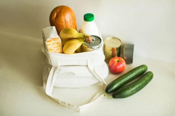 κατ "οίκον παράδοση τροφίμων κατά την αυτοαπομόνωση το 2020 - Φωτογραφία, εικόνα