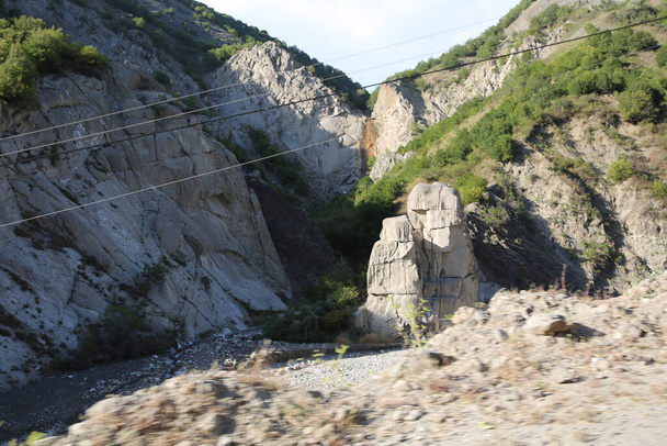 Azerbaidzan. Lahic, Ismayilli. 26,08. Vuosi 2016. Vuoristoinen tie johtaa Lahic kylään Ismayillin alueella Azerbaidzanin, autolla. Vuoret Rocks Babadag, tie ja mutainen joki Girdimanchay Lahij
 - Valokuva, kuva