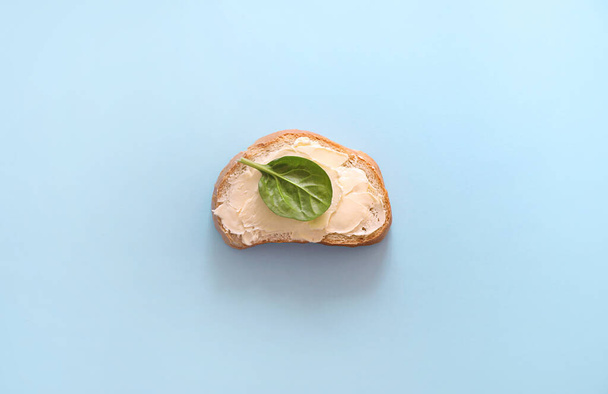 Хліб і масло на синьому фоні
 - Фото, зображення