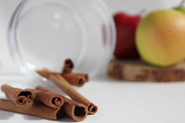 bâtonnets de cannelle pommes et sucre sur un dos blanc
 - Photo, image