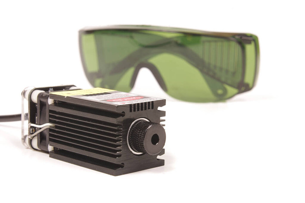 Безпека зелених окулярів для захисту від лазерного випромінювання та лазера високої потужності ізольовані на білому тлі
 - Фото, зображення