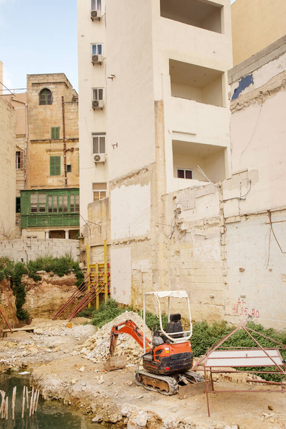 kahden rakennuksen väliset rakennustyöt Maltassa
 - Valokuva, kuva
