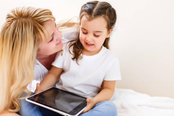 Mamma e figlia utilizzando tablet
 - Foto, immagini