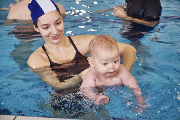 Italia, madre joven y su hijo varón recién nacido en una piscina
 - Foto, Imagen