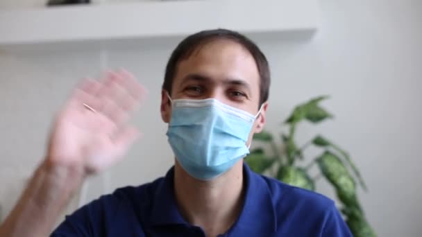 A man in a blue shirt mask coronavirus - Materiał filmowy, wideo
