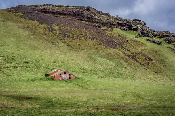 Dyrholaey, Ισλανδία - 10 Ιουνίου 2018: Εγκαταλελειμμένο κτίριο που φαίνεται από δρόμο προς το ακρωτήριο Dyrholaey παλαιότερα γνωστό ως Cape Portland - Φωτογραφία, εικόνα