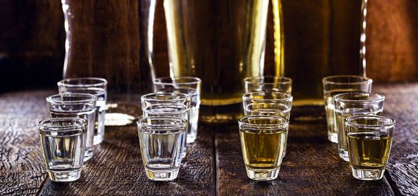 bicchieri di bevanda alcolica, piccola dose. Rum, vodka, vermouth, cachaca, gin e liquori
. - Foto, immagini