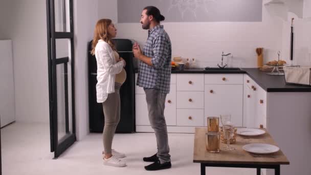 Paar verwacht baby ruziën in huis keuken - Video