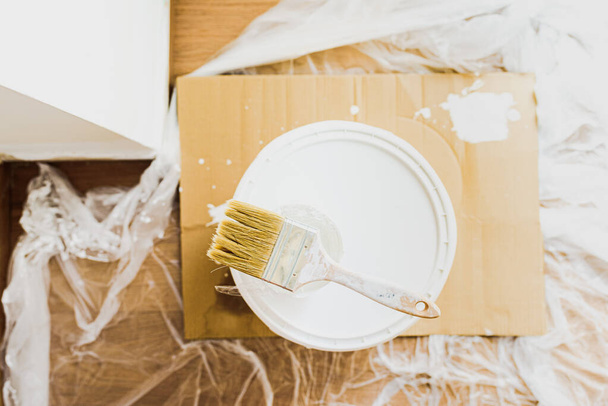 Brush fehér festék egy vödör műanyag festék szagtalan, ökológiai. - Fotó, kép