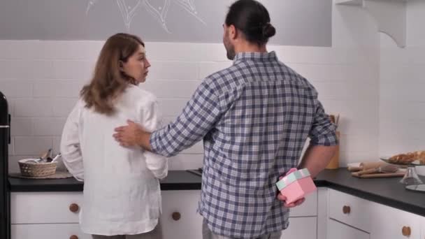 Joyful pregnant woman taking gift from husband - Πλάνα, βίντεο