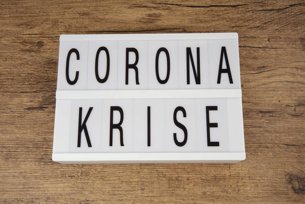 Concepto: Corona Krise en idioma alemán sobre fondo de madera significa Corona Crisis
 - Foto, imagen