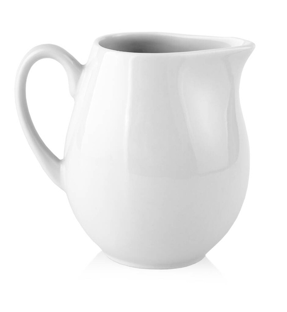 La jarra de leche para la leche sobre un fondo blanco. Copiar espacio
 - Foto, imagen