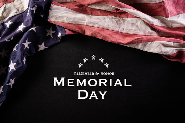 Joyeux Jour du Souvenir. Drapeaux américains avec le texte REMEMBER & HONOR sur fond de tableau noir. 25 mai
. - Photo, image