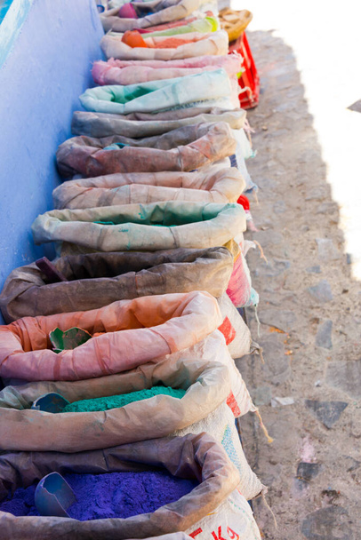 pigmentos en polvo en sacos para la venta en chefchaouen ciudad azul, morocco
 - Foto, Imagen