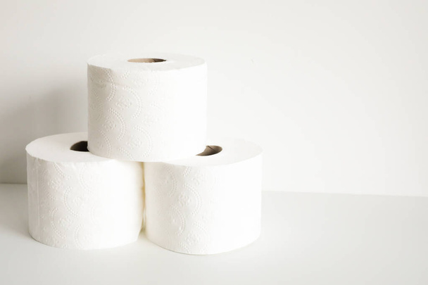 Rouleaux de papier toilette isolés sur fond blanc
 - Photo, image