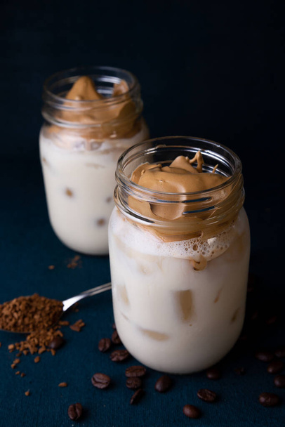 Iced Dalgona Coffee, модний пухнастий кремовий кава - Фото, зображення