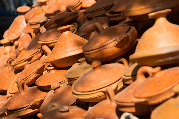 selección de la cerámica de tagine en el mercado en Marruecos
 - Foto, Imagen