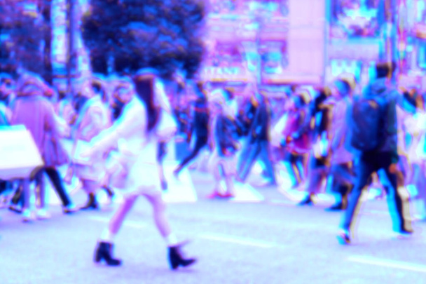 Image floue abstraite style de feuille holographique des personnes marchant
  - Photo, image