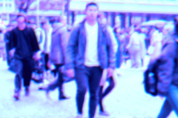 Image floue abstraite style de feuille holographique des personnes marchant
  - Photo, image