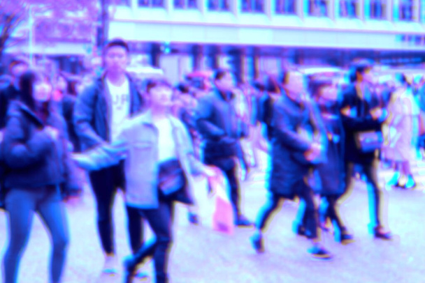 Imagem embaçada abstrata estilo holográfico da folha da caminhada das pessoas
  - Foto, Imagem