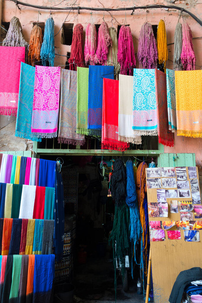 mazzi tinti di lana appesi ad asciugare nelle tinture di Cracovia souk, marocco
 - Foto, immagini