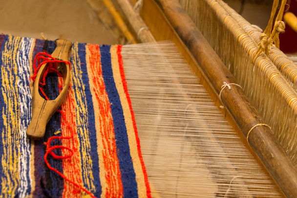Tapis traditionnel métier à tisser au Maroc
 - Photo, image