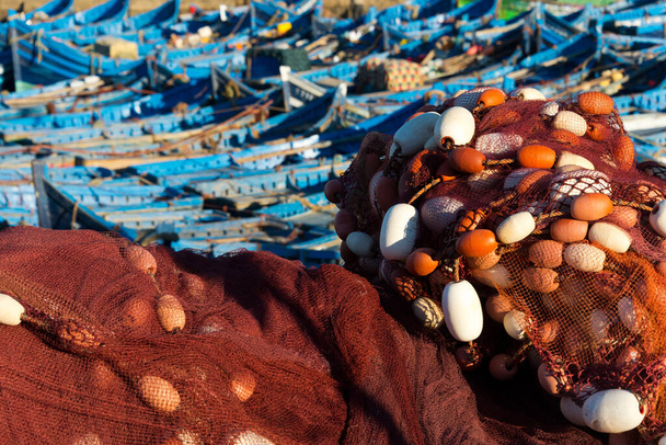пришвартованные рыбацкие лодки в порту Эс-Сувейра, Марокко
 - Фото, изображение