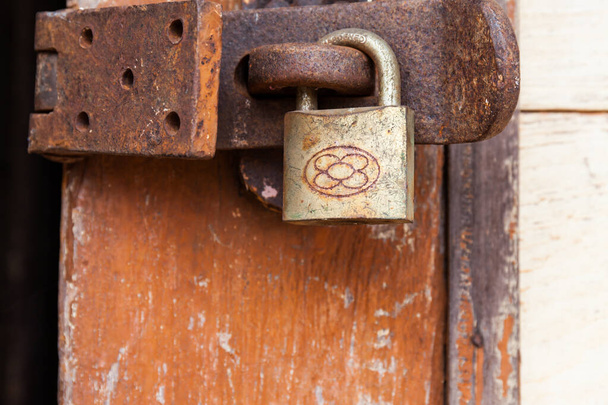 Old rusty padlock on a wooden door - Φωτογραφία, εικόνα