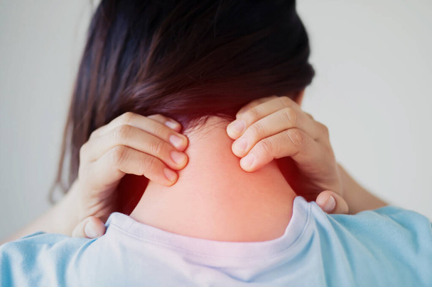 Eine Frau hat Nackenschmerzen, ihr Knochen tut weh - Foto, Bild